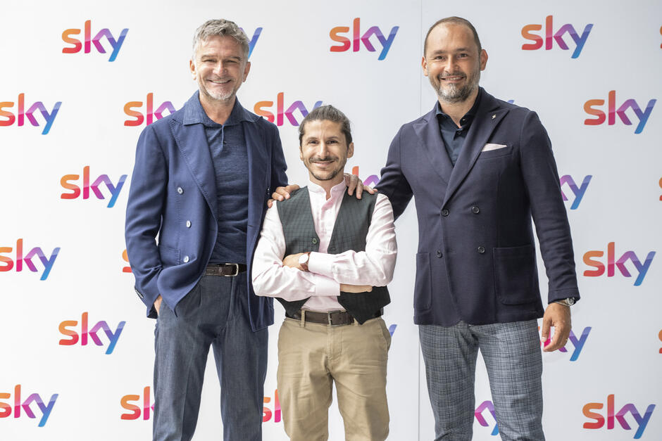 Alessandro Bonan, con Gianluca Di Marzio e Fayna alla conduzione di Calciomercato L'Originale su Sky Sport (edizione Estate 2024)