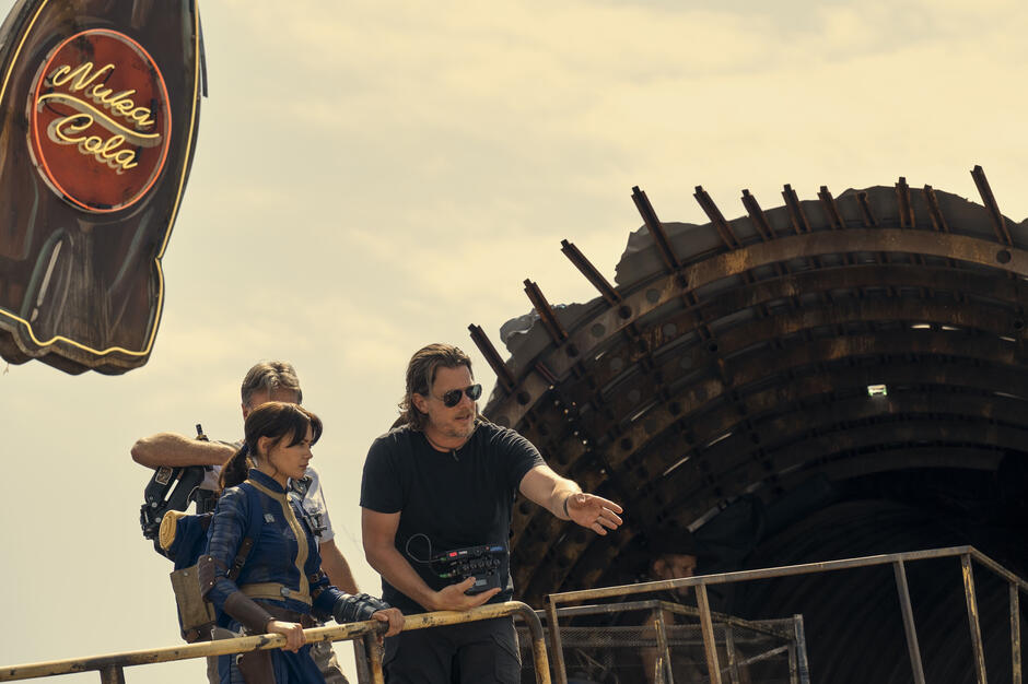 (S-D) Ella Purnell e il produttore esecutivo e regista Jonathan Nolan sul set di Fallout S2