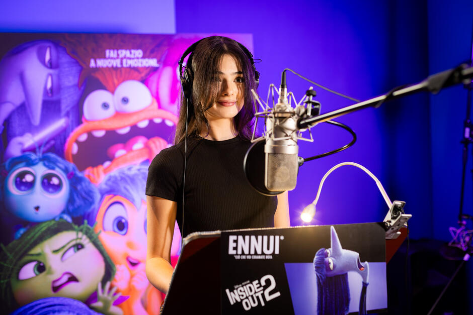 Deva Cassel in sala doppiaggio presta la sua voce al personaggio Ennui nel film Disney-Pixar Inside Out 2