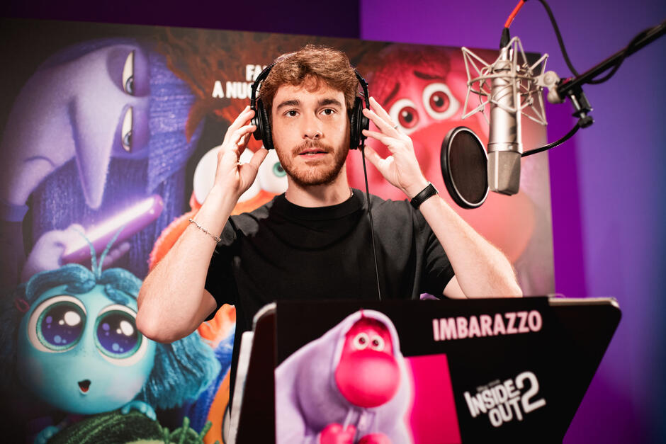 Federico Cesari in sala doppiaggio presta la sua voce al personaggio Imbarazzo nel film Disney-Pixar Inside Out 2