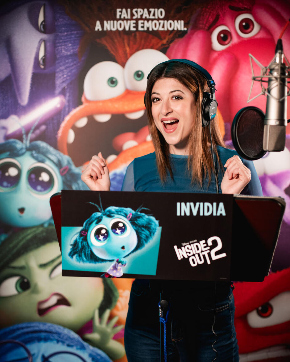 Marta Filippi in sala doppiaggio presta la sua voce al personaggio Invidia nel film Disney-Pixar Inside Out 2