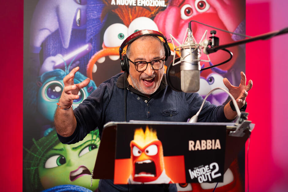 Paolo Marchese in sala doppiaggio presta la sua voce al personaggio Rabbia nel film Disney-Pixar Inside Out 2