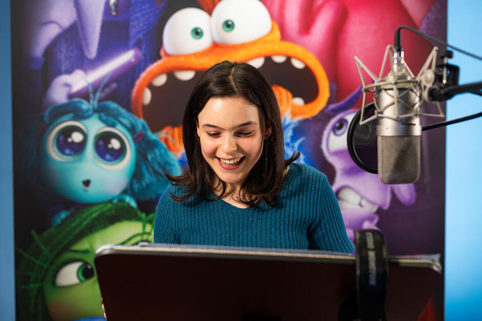 Sara Ciocca in sala doppiaggio presta la sua voce al personaggio Riley nel film Disney-Pixar Inside Out 2