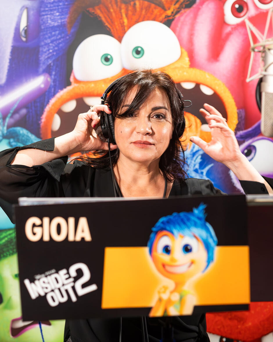 Stella Musy in sala doppiaggio presta la sua voce al personaggio Gioia nel film Disney-Pixar Inside Out 2