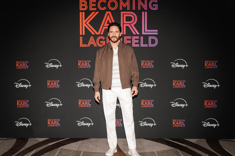 Daniel Brühl al photocall di Milano il 5 giugno 2024 per la presentazione di Becoming Karl Lagerfeld