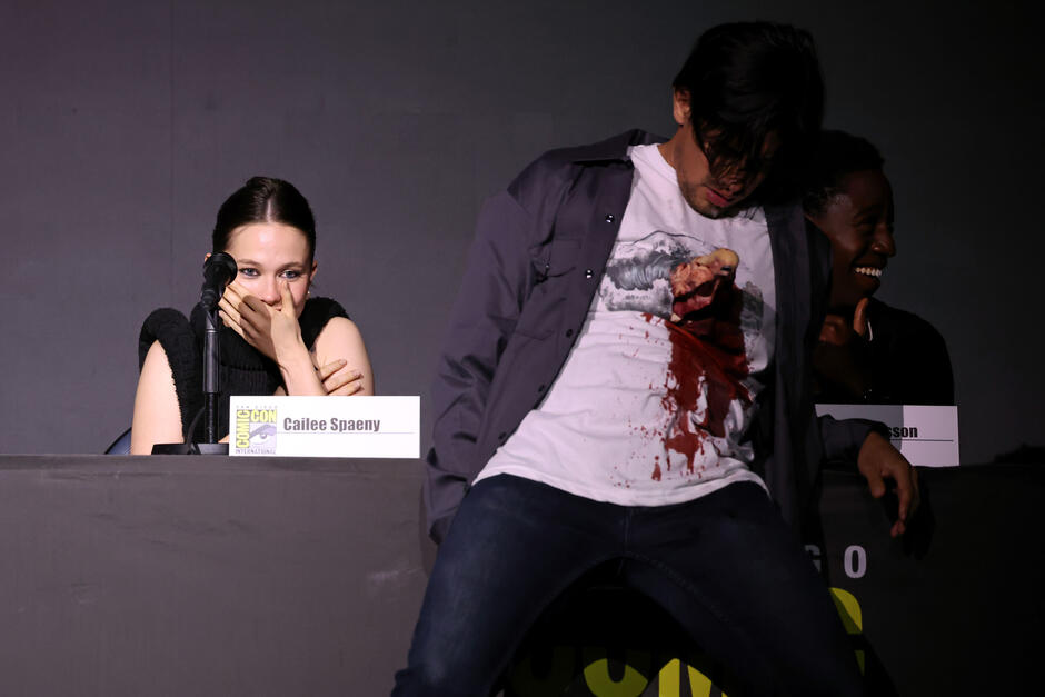 Cailee Spaeny, David Jonsson e un performer nella Hall H al SDCC in San Diego, in California, per Alien: Romulus Panel il 26 luglio 2024