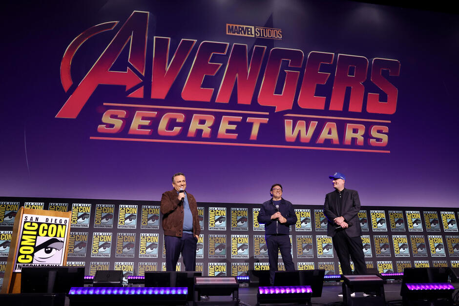 Joe Russo, Anthony Russo e Kevin Feige per Avengers: Secret Wars sul palco del Marvel Studios Panel nella Hall H al SDCC in San Diego, in California il 27 luglio 2024