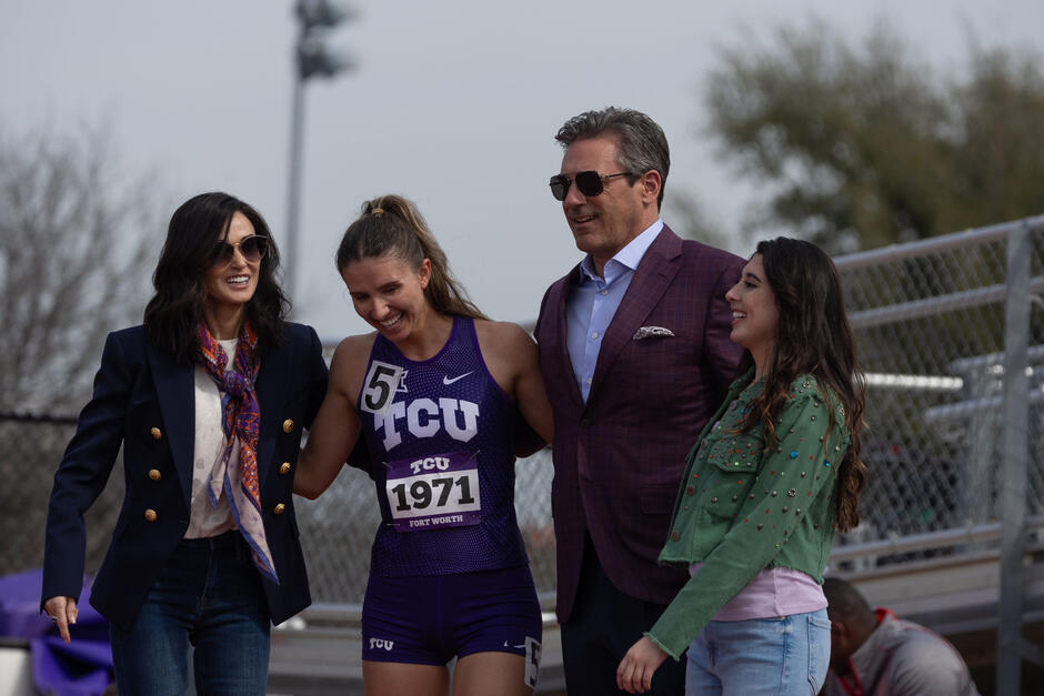 Demi Moore, Dani Raen, Jon Hamm e Rylie Rodriguez in Landman 1x02