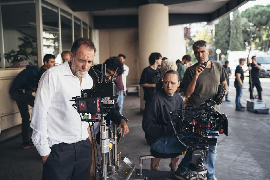 Valerio Mastandrea sul set del suo film Nonostante