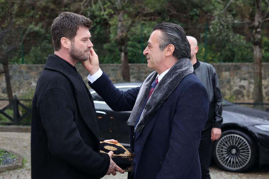 Kivanç Tatlitug (Aslan), Levent Ülgen (Ibo) in The Family (Aile) 1x10 (versione italiana)