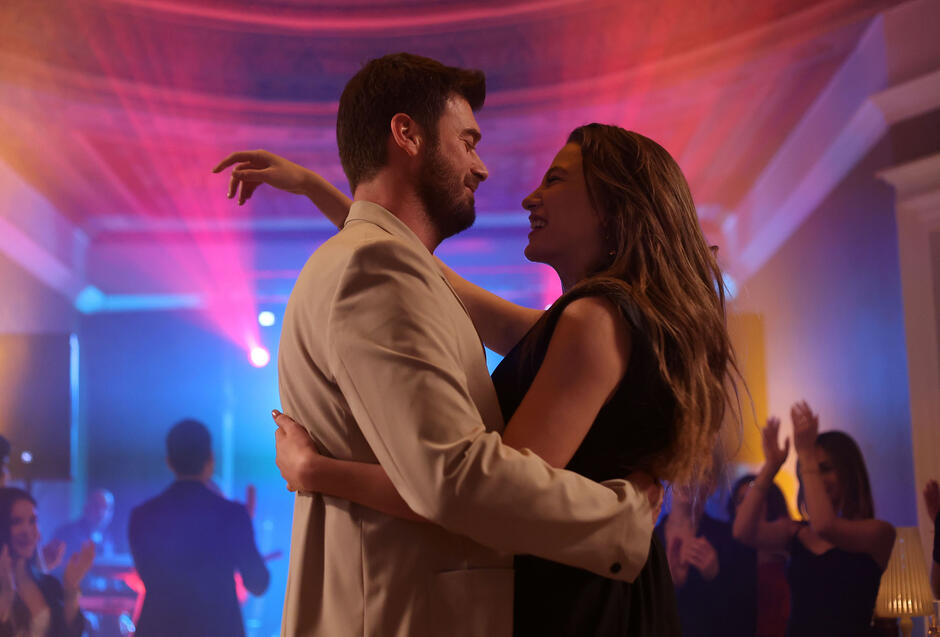 Kivanç Tatlitug (Aslan), Serenay Sarikaya (Devin) in The Family (Aile) 1x04 (versione italiana)