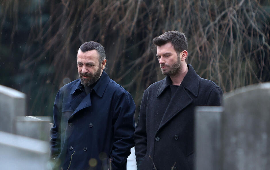 Nejat Isler (Cihan), Kivanç Tatlitug (Aslan) in The Family (Aile) 1x05 (versione italiana)