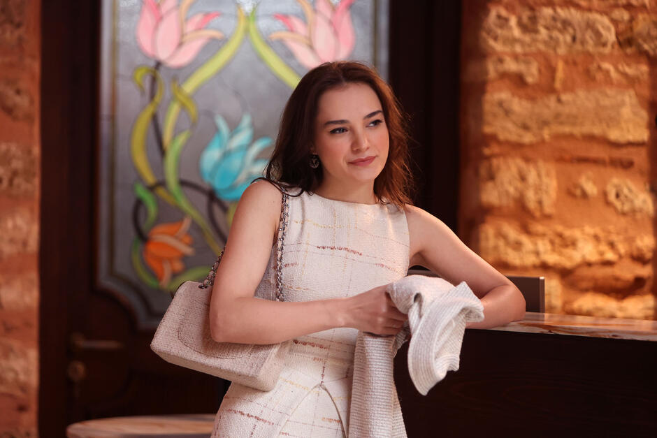 Yüsra Geyik (Yagmur) in The Family (Aile) 1x09 (versione italiana)