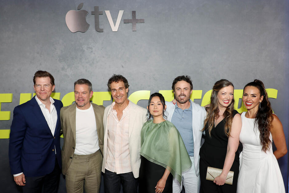 (S-D) Kevin J. Walsh (produttore), Matt Damon, Doug Liman (regista), Hong Chau, Casey Affleck, Alison Winter (produttrice) e Luciana Damon (produttrice esecutiva) alla première mondiale di 'The Instigators' al Jazz at Lincoln Center