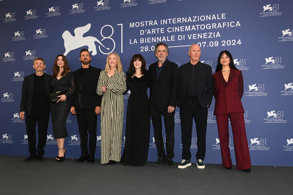 Willem Dafoe, Monica Bellucci, Justin Theroux, Catherine O'Hara, Winona Ryder, Tim Burton, Michael Keaton, Jenna Ortega al Photocall cast del film Beetlejuice Beetlejuice a Venezia 81