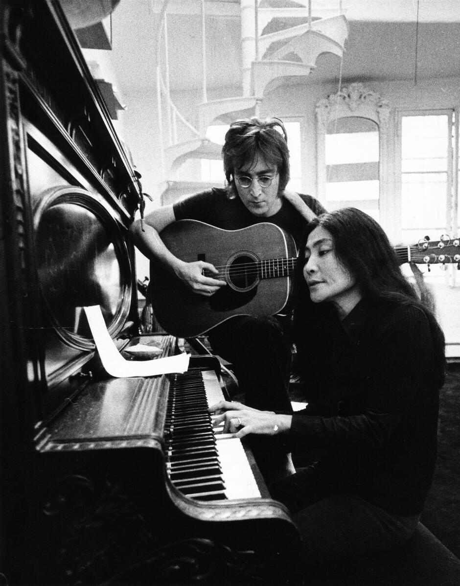 John Lennon e Yoko Ono negli anni '70 in One to One: John & Yoko