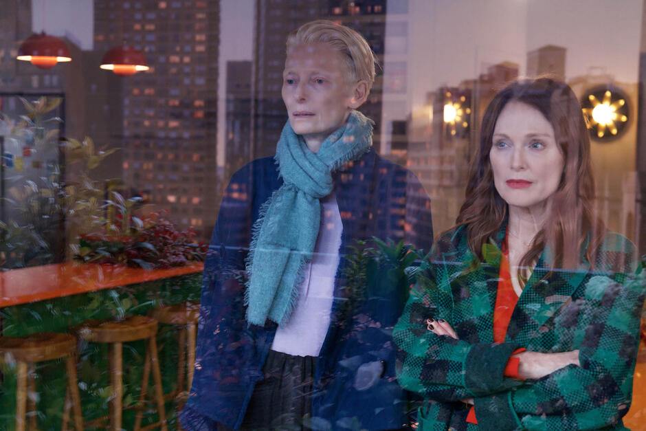 Tilda Swinton e Julianne Moore in La stanza accanto di Pedro Almodóvar - Immagine dal set