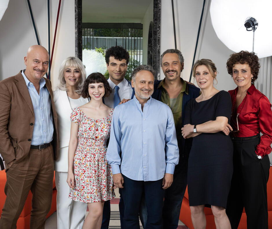 Toc Toc di Paolo Costella - Foto Cast, da sinistra: Claudio Bisio, Valentina Lodovini, Ludovica Francesconi, Leo Gassmann, Paolo Costella, Claudio Santamaria, Margherita Buy, Lucia Mascino.
