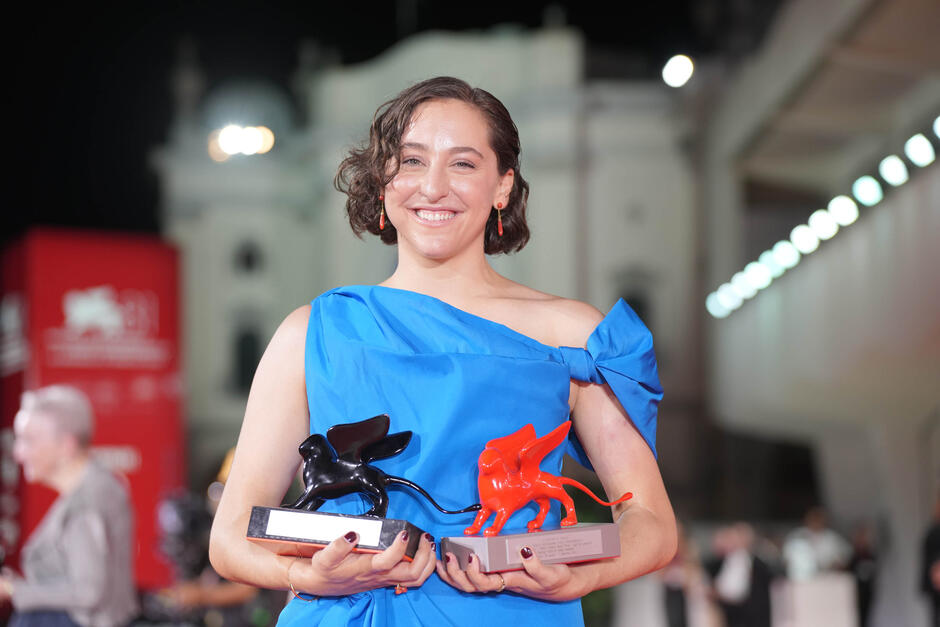 Sarah Friedland con il Premio Orizzonti per la Migliore Regia e il Premio Venezia Opera Prima per Familiar Touch al photocall dei vincitori della Cerimonia di Premiazione di Venezia 81, sabato 7 settembre 2024