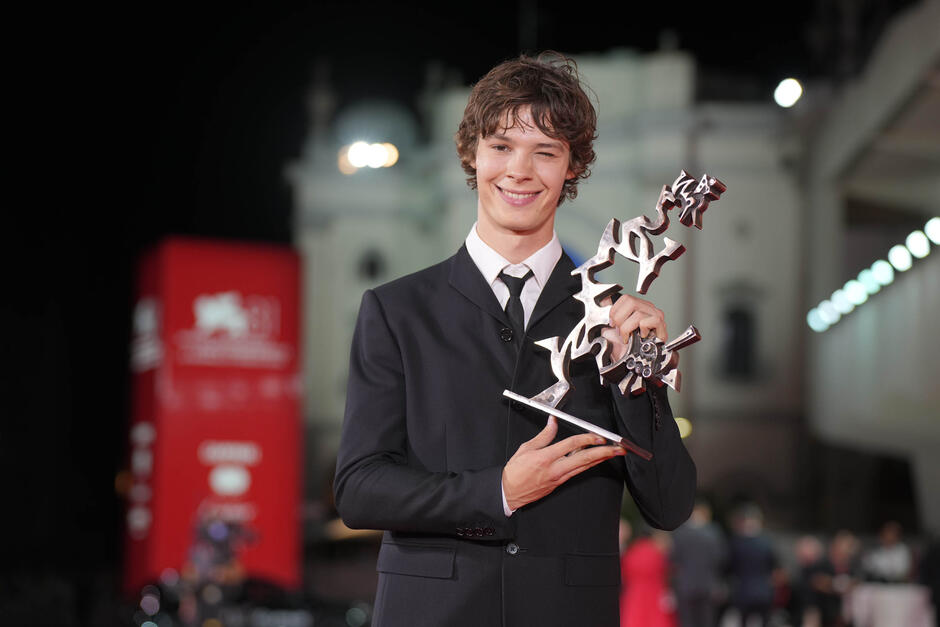 Paul Kircher con il Premio Marcello Mastroianni a un Giovane Attore o Attrice Emergente per Leurs enfants après eux al photocall dei vincitori della Cerimonia di Premiazione di Venezia 81, sabato 7 settembre 2024