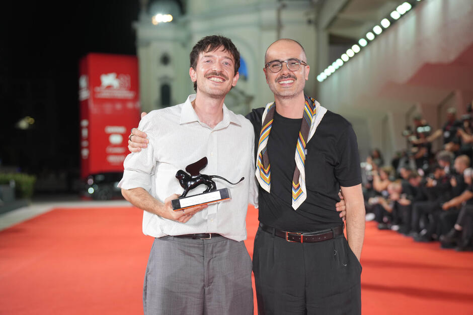 Murilo Hauser e Heitor Lorega con il Premio Per La Migliore Sceneggiatura (Venezia 81) per Ainda Estou Aqui al photocall dei vincitori della Cerimonia di Premiazione di Venezia 81, sabato 7 settembre 2024