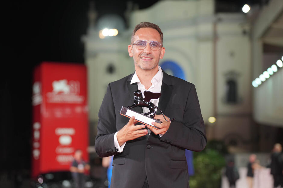 Bogdan Mureşanu con il Premio Orizzonti per il Miglior Film per Anul nou care n-a fost al photocall dei vincitori della Cerimonia di Premiazione di Venezia 81, sabato 7 settembre 2024