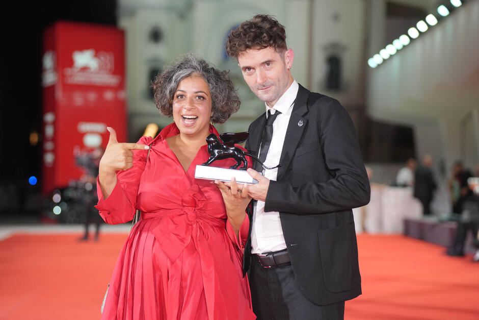 Barry Gene Murphy e May Abdalla con il Premio Per La Realizzazione Venice Immersive per Impulse: Playing With Reality al photocall dei vincitori della Cerimonia di Premiazione di Venezia 81, sabato 7 settembre 2024
