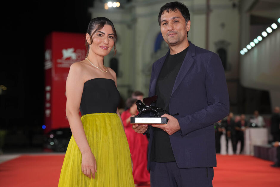 Il produttore Zaynê Akyol e la regista Arshia Shakiba con il Premio Orizzonti per il Miglior Cortometraggio per Who Loves The Sun al photocall dei vincitori della Cerimonia di Premiazione di Venezia 81, sabato 7 settembre 2024