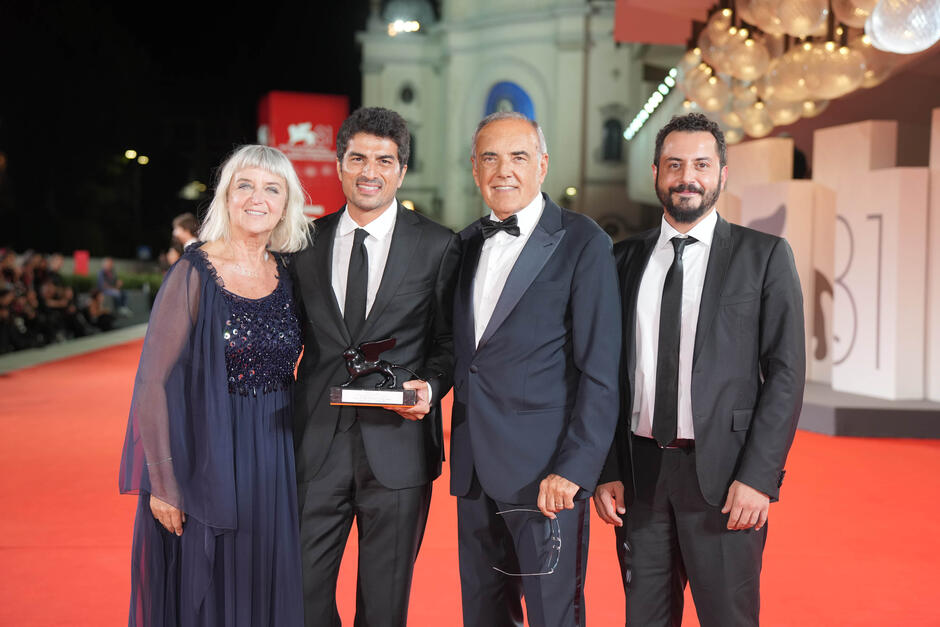 Murat Fıratoğlu e delegazione del film con il Premio Speciale Della Giuria Orizzonti per Hemme'nin öldüğü günlerden biri al photocall dei vincitori della Cerimonia di Premiazione di Venezia 81, sabato 7 settembre 2024