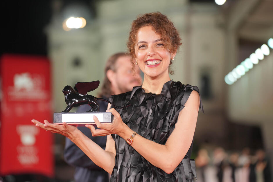 Dea Kulumbegashvili con il Premio Speciale Della Giuria di Venezia 81 per April al photocall dei vincitori della Cerimonia di Premiazione di Venezia 81, sabato 7 settembre 2024
