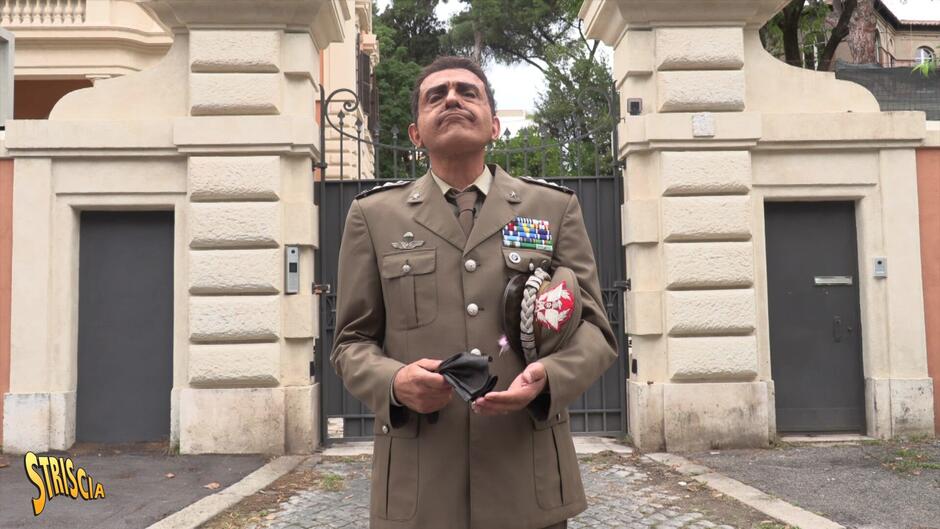 Striscia la notizia - la voce della complottenza - Dario Ballantini nei panni del Generale Roberto Vannacci