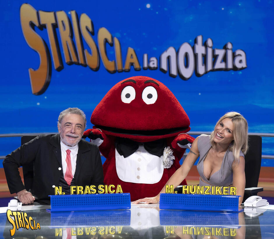 Striscia la notizia - la voce della complottenza - I conduttori Michelle Hunziker e Nino Frassica con il Gabibbo