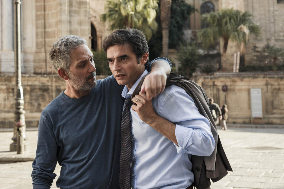 Giuseppe Fiorello (Fabrizio Corsaro) e Paolo Briguglia (Roberto Corsaro) in I Fratelli Corsaro - Prima puntata