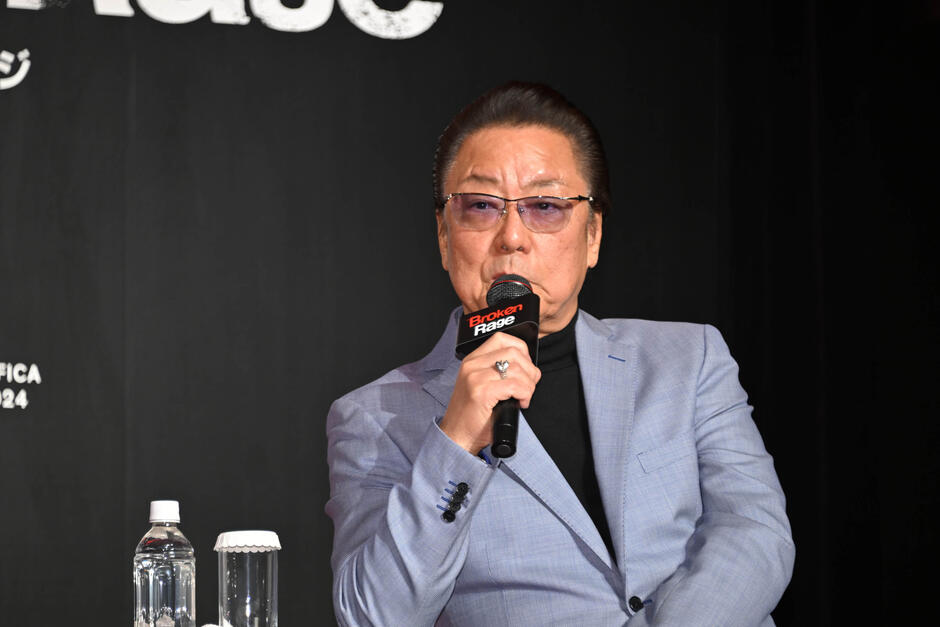 Hakuryu al photocall di Prime Video per presentare Broken Rage