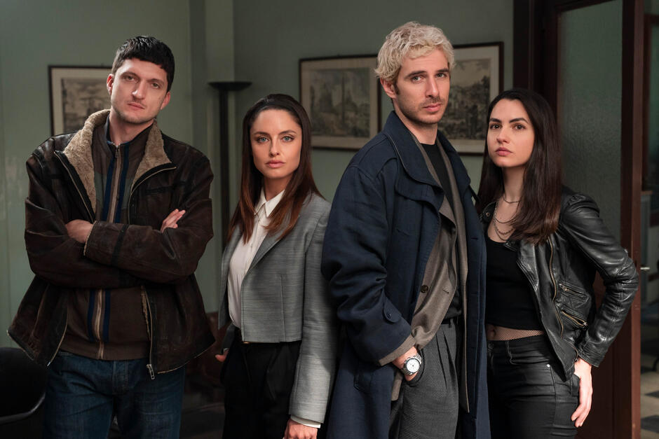(S-D) Andrea Lattanzi come Angelo Tiberi, Camilla Grasso come Leda, Pierpaolo Spollon come Cosmo Speranza, Romana Maggiora Vergano come Eleonora Quarto in Chiaroscuro 1x08