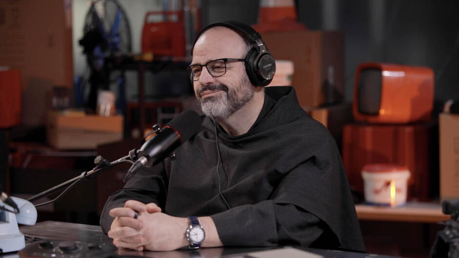 Padre Paolo Benanti ospite della puntata 'Futuro e Intelligenza artificiale' di 'Nel Garage con Giorgio Panariello' su RaiPlay