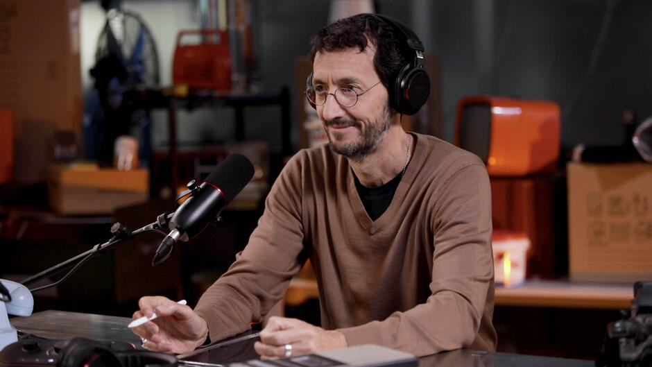 Luca Josi ospite della puntata 'Le nuove frontiere della comunicazione' di 'Nel Garage con Giorgio Panariello' su RaiPlay