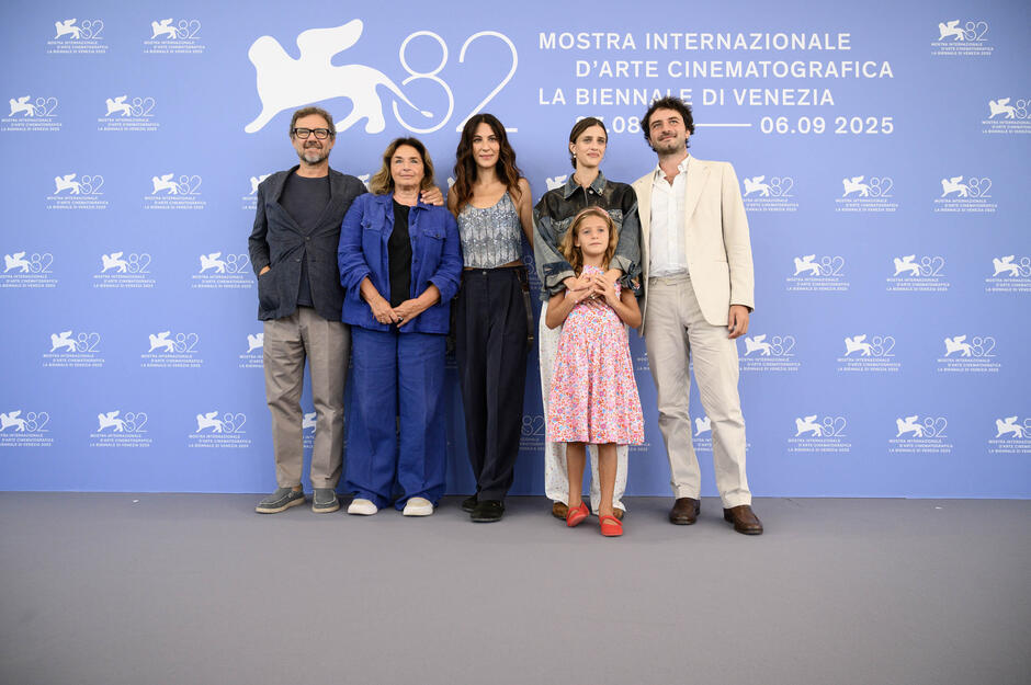 Delegazione del film Il rapimento di Arabella (tra cui le attrici Lucrezia Guglielmino e Benedetta Porcaroli e la regista Carolina Cavalli) al photocall del film alla 82a Mostra del Cinema di Venezia, giovedì 28 agosto 2025