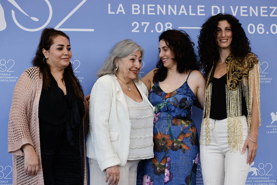 Delegazione di My Father and Qaddafi (tra cui Jihan K) al photocall del film alla 82a Mostra del Cinema di Venezia, venerdì 29 agosto 2025