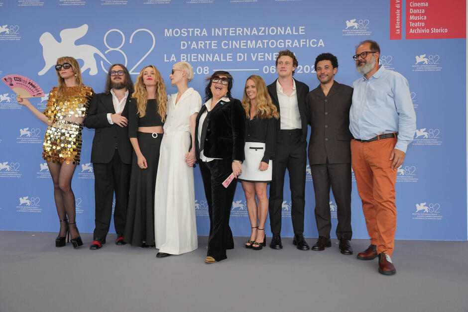 Delegazione di Broken English di Jane Pollard e Iain Forsyth (tra cui Sophia Di Martino, Suki Waterhouse, Calvin Demba, Tilda Swinton) al photocall del film alla 82a Mostra del Cinema di Venezia, sabato 30 agosto 2025