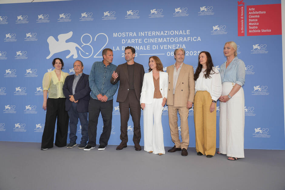 Delegazione di Den Sidste Viking (The Last Viking) di Anders Thomas Jensen (tra cui Anders Thomas Jensen, Nikolaj Lie Kaas, Sofie Gråbøl, Mads Mikkelsen) al photocall del film alla 82a Mostra del Cinema di Venezia, sabato 30 agosto 2025