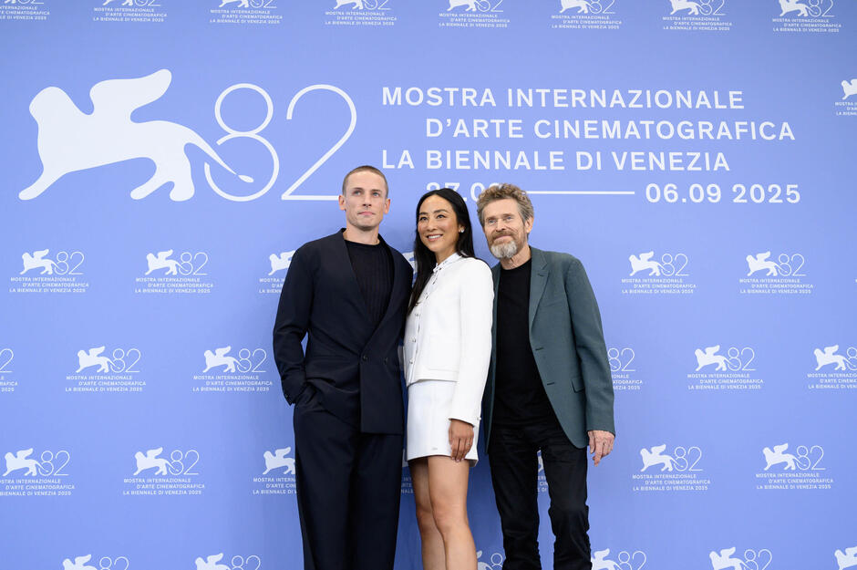 Delegazione di Late Fame di Kent Jones (tra cui Edmund Donovan, Greta Lee, Willem Dafoe) al photocall del film alla 82a Mostra del Cinema di Venezia, sabato 30 agosto 2025