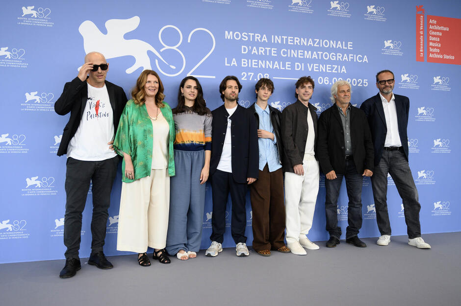 Delegazione di La valle dei sorrisi di Paolo Strippoli (tra cui Paolo Strippoli, Romana Maggiora Vergano, Michele Riondino, Giulio Feltri) al photocall del film alla 82a Mostra del Cinema di Venezia