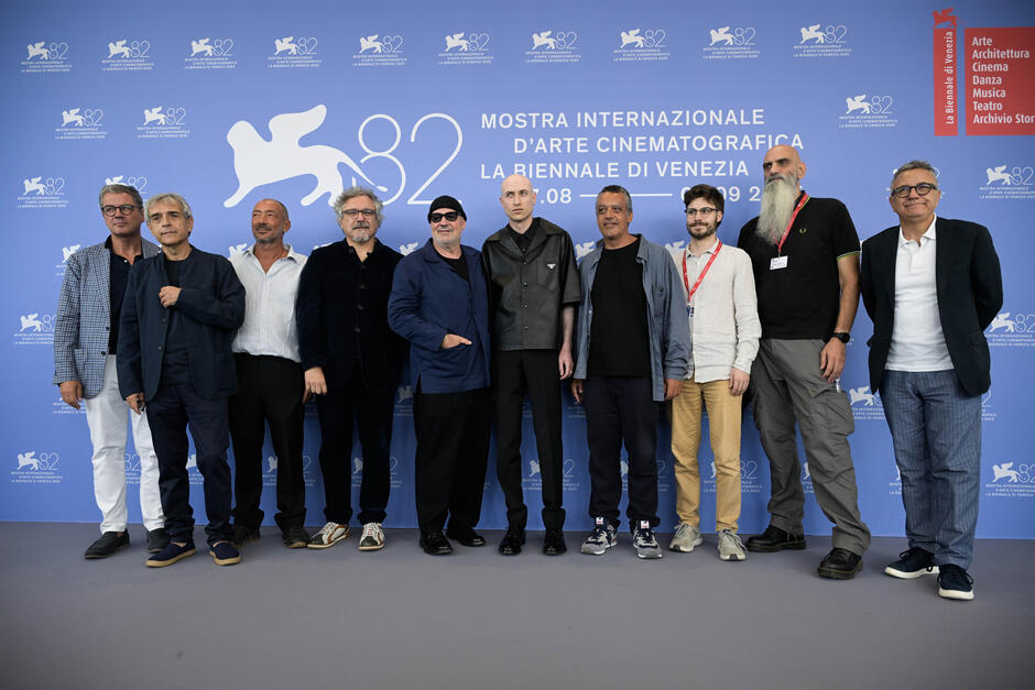 Delegazione di Sotto le nuvole di Gianfranco Rosi al photocall del film alla 82a Mostra del Cinema di Venezia
