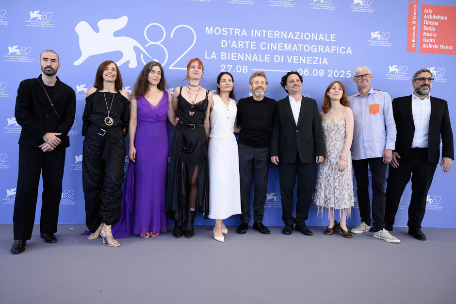 Delegazione di The Souffleur di Gaston Solnicki (tra cui Claus Philipp, Imona Mirrakhimova, Willem Dafoe, Gastón Solnicki, Stéphanie Argerich, Lilly Lindner, Camille Clair) al photocall del film alla 82a Mostra del Cinema di Venezia, domenica 31 agosto 2025