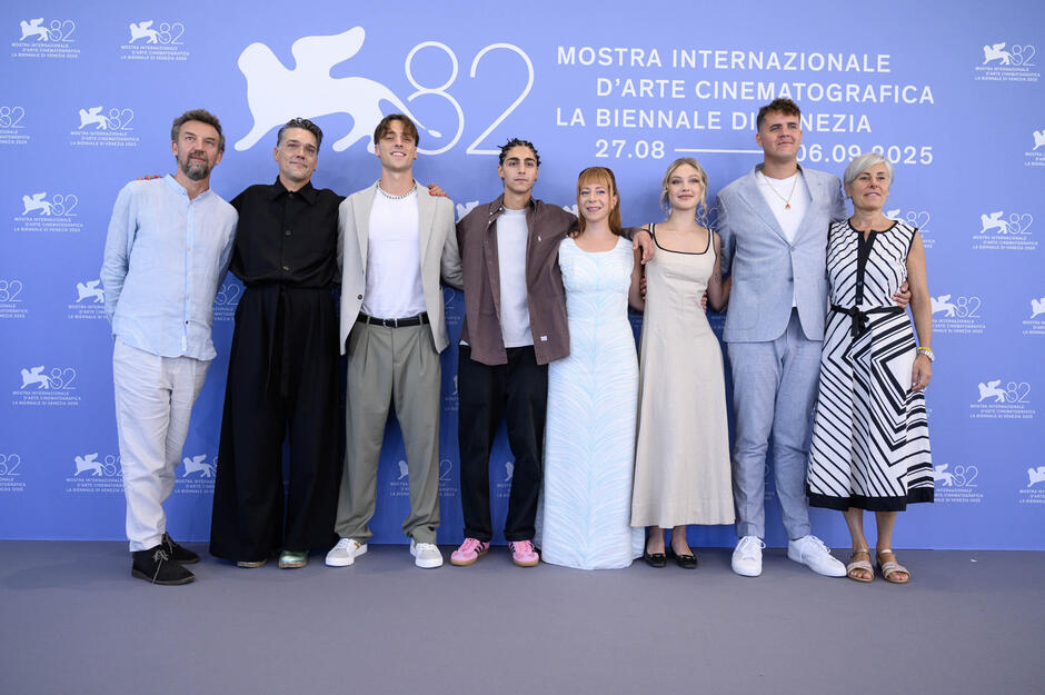 Delegazione di Un anno di scuola di Laura Samani (tra cui Giacomo Covi, Pietro Giustolisi, Samuel Volturno, Stella Wendick, Laura Samani) al photocall del film alla 82a Mostra del Cinema di Venezia, domenica 31 agosto 2025