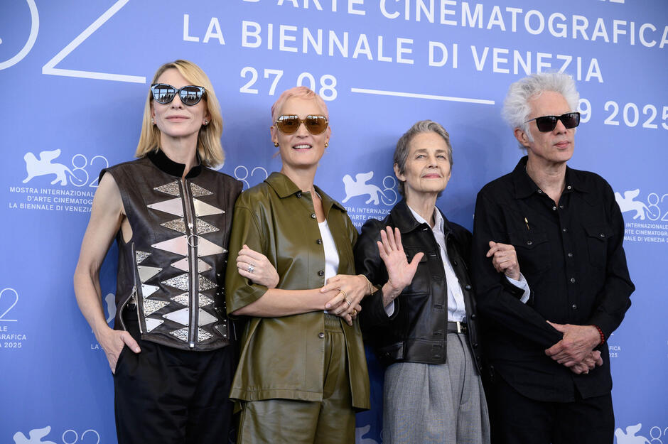 Delegazione di Father Mother Sister Brother di Jim Jarmusch (tra cui Mayim Bialik, Indya Moore, Vicky Krieps, Cate Blanchett, Charlotte Rampling) al photocall del film alla 82a Mostra del Cinema di Venezia