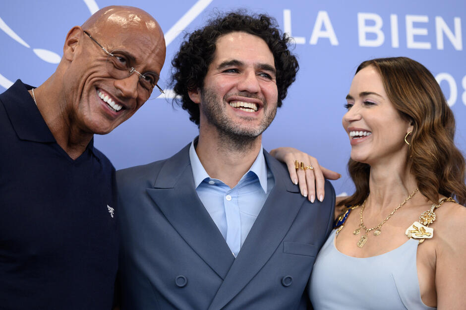 Dwayne Johnson, Benny Safdie ed Emily Blunt al photocall del film The Smashing Machine alla 82a Mostra del Cinema di Venezia, lunedì 1 settembre 2025