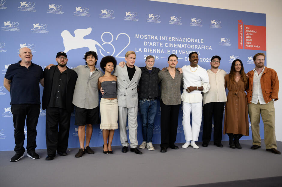Delegazione di Dead Man's Wire (tra cui Myha'la, Dacre Montgomery, Colman Domingo, Gus Van Sant, Cary Elwes) al photocall del film alla 82a Mostra del Cinema di Venezia, martedì 2 settembre 2025