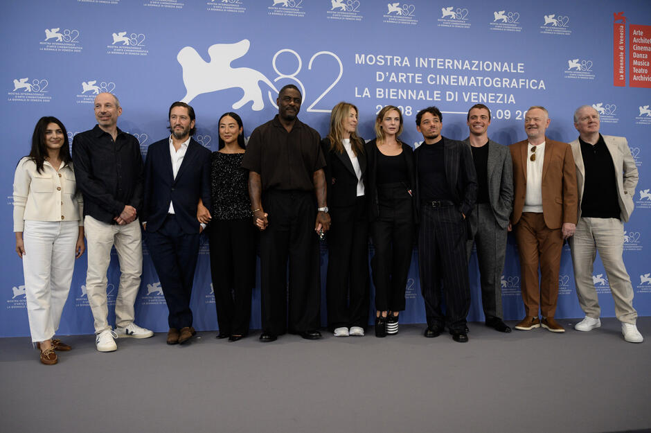 Delegazione film A House of Dynamite (tra cui Rebecca Ferguson, Greta Lee, Idris Elba, Gabriel Basso, Anthony Ramos, Noah Oppenheim, Greg Shapiro) al photocall del film di Kathryn Bigelow alla 82a Mostra del Cinema di Venezia, martedì 2 settembre 2025